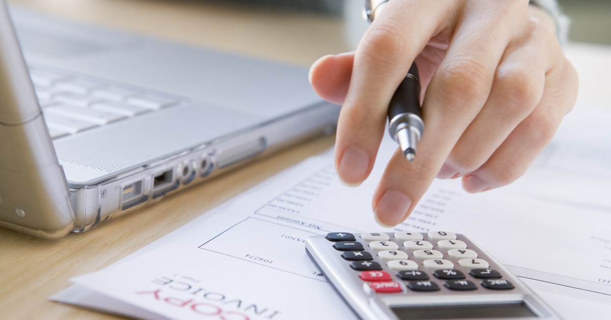 Jak ustalić przeciętną liczbę zatrudnionych do odpisu na ZFŚS i jego korekty na 31 grudnia?