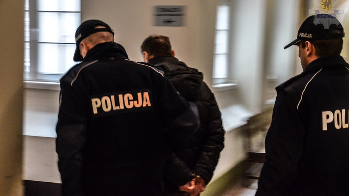 Zdaniem policjantów, 57-letni doktor z Gdańska mógł wystawić nawet kilkaset fałszywych dokumentów. Prokuratura postawiła mu, ale także trzem innym osobom, które również uczestniczyły w całym procederze, łącznie 19 zarzutów.