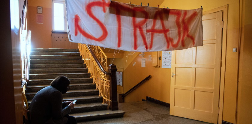 Zgrzyt wśród strajkujących nauczycieli. We Wrocławiu się buntują