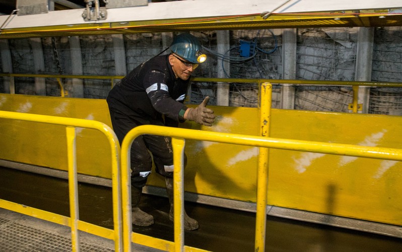 Jeżeli każdy z nich w ciągu jednej zmiany „zaoszczędzi” na transporcie pół godziny, to łącznie da to korzyść 25 dodatkowych efektywnych godzin roboczych.<br><br>fot. (ag/cat) PAP/Andrzej Grygiel