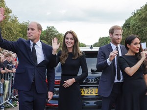Harry herceg hátba támadja Katalin hercegnét