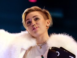 Miley Cyrus, joint w ustach i kolejny skandal na MTV EMA 2013 - ZDJĘCIA!