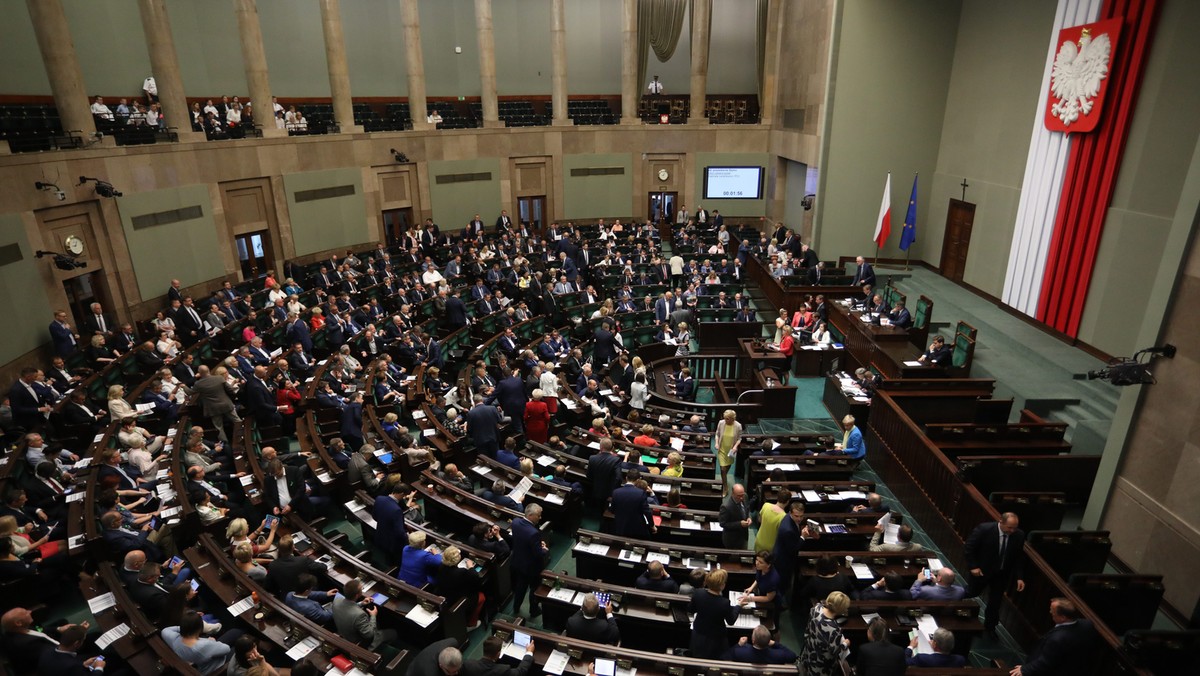 Rzecznicy dyscyplinarni kilku izb adwokackich w kraju mają podjąć decyzje, czy wszczynać postępowania wobec adwokatów-posłów PiS, którzy głosowali za ustawami o SN i TK – poinformowała mec. Ewa Krasowska, rzecznik dyscyplinarny adwokatury.