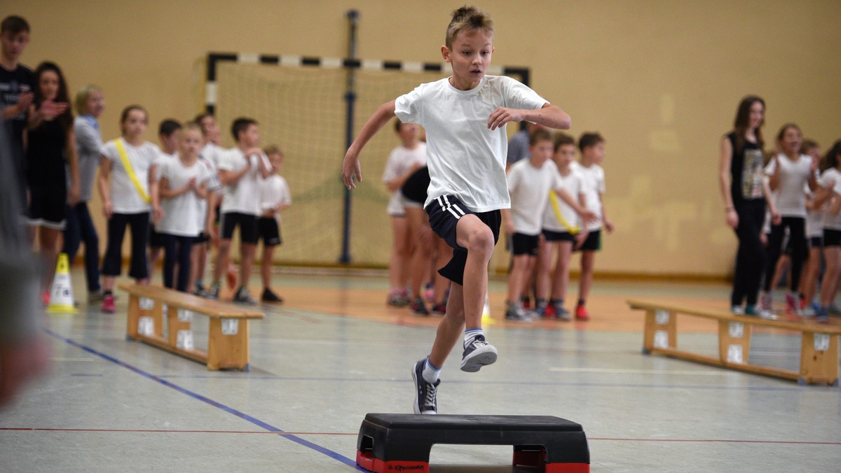 Ocena sprawności ucznia, dofinansowanie hal sportowych gminom i dokształcanie nauczycieli wczesnoszkolnych. Takie nowe rozwiązania mają zahamować spadek formy dzieci - pisze "Dziennik Gazeta Prawna".