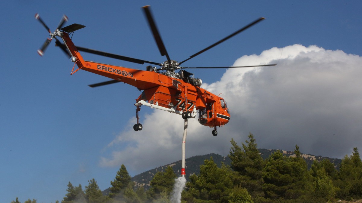 Helikopter gasi požar u Psati, u okolini Atine | Foto: EPA