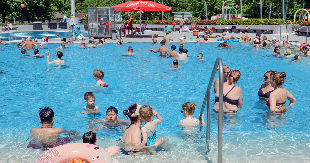 „Jaj, úgy élvezem én a strandot” – A nyárias idő vonzotta a pancsolókat... de mennyibe kerül a lubickolás?