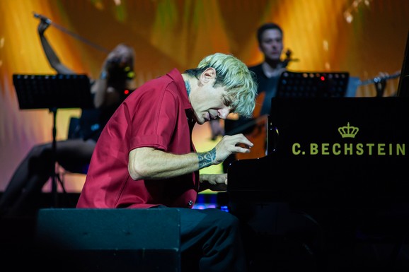 Segmenti snažnih emocija, strasti, harizme i virtuoznosti pijanista Maksim Mrvica priredio veče za pamćenje na prvom koncertu u Beogradu