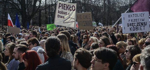 Uczestnicy manifestacji przeciwko ustawie antyaborcyjnej