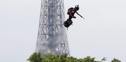 Mężczyzna latał na desce nad tłumami w Dzień Bastylii w Paryżu