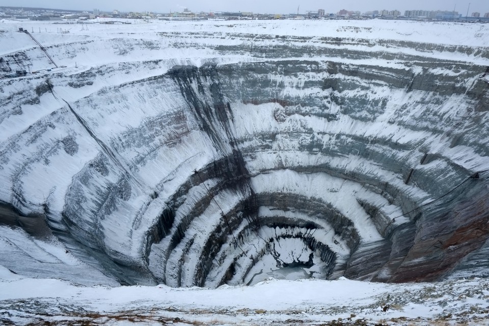 Ogromna dziura w środku miasta Mirny