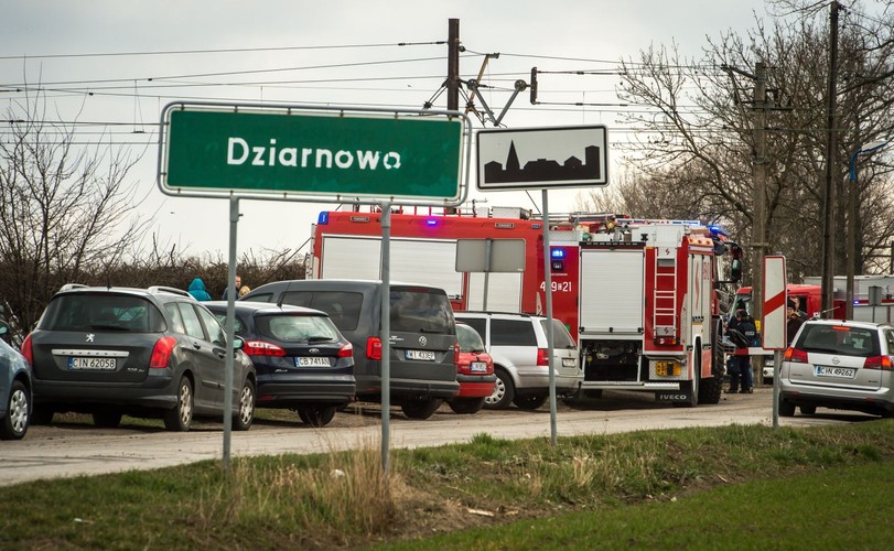 TRAGEDIA NA PRZEJEŹDZIE KOLEJOWYM W DZIARNOWIE. OJCIEC I CÓRKA NIE ŻYJĄ
