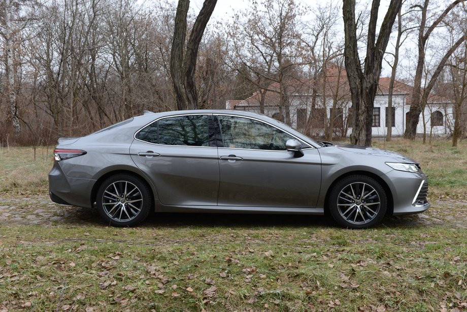 Toyota Camry to klasyczny sedan W odróżnieniu od wielu innych modeli tej klasy, które jednak obecnie bardziej przypominają coupe lub crossovery.