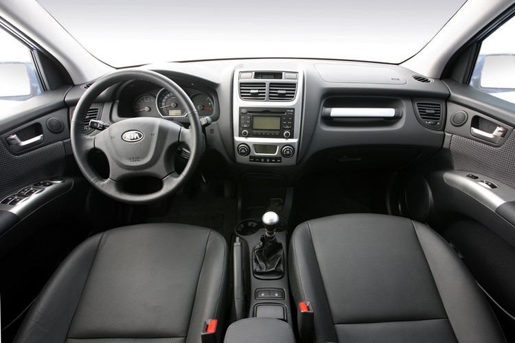 Kabina - tu czeka lepsze audio, grubsza kierownica plus bardziej funkcjonalne sterowanie klimatyzacją