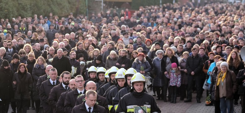 Tłumy na pogrzebie ofiar eksplozji domu w Szczyrku [ZDJĘCIA]