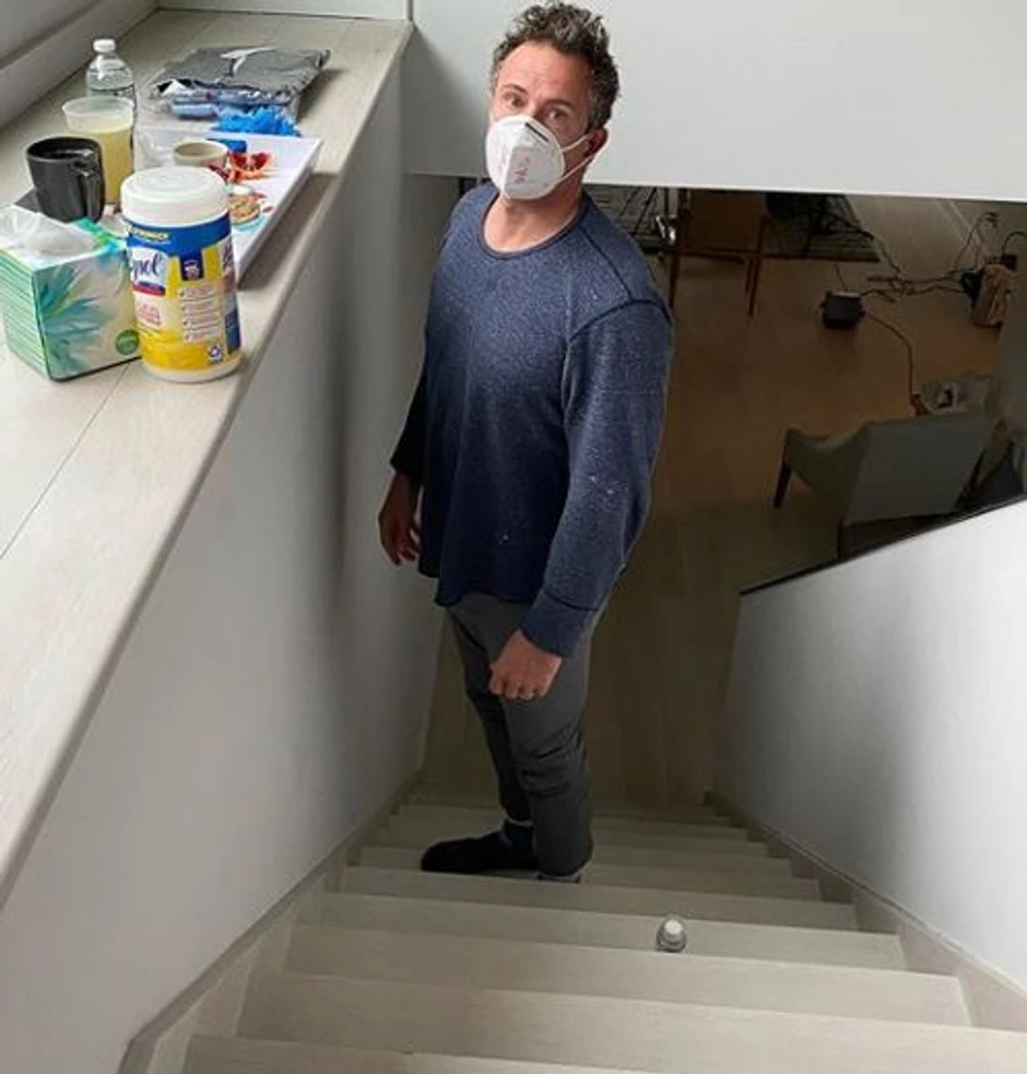 Kris Kuomo se i dalje oporavlja od virusa, u međuvremenu su zaraženi njegova žena i dvoje dece