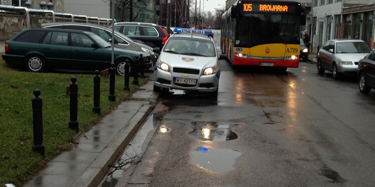 Straż miejska blokuje ulicę Lipową