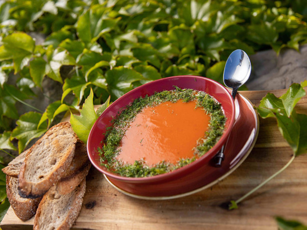 Zupa warzywna z ajvarem z przepisu Ewy Wachowicz to danie idealne na obiad i lunch
