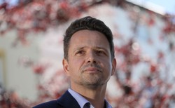 Trzaskowski mówi o "mrożeniu" unijnych dotacji. PiS: Sojusz PO i naszych przeciwników, urzędników UE stał się faktem