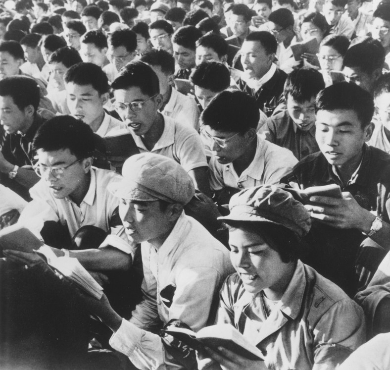 Młodzież z Czerwonej Gwardii czytająca "Czerwoną książeczkę" Mao