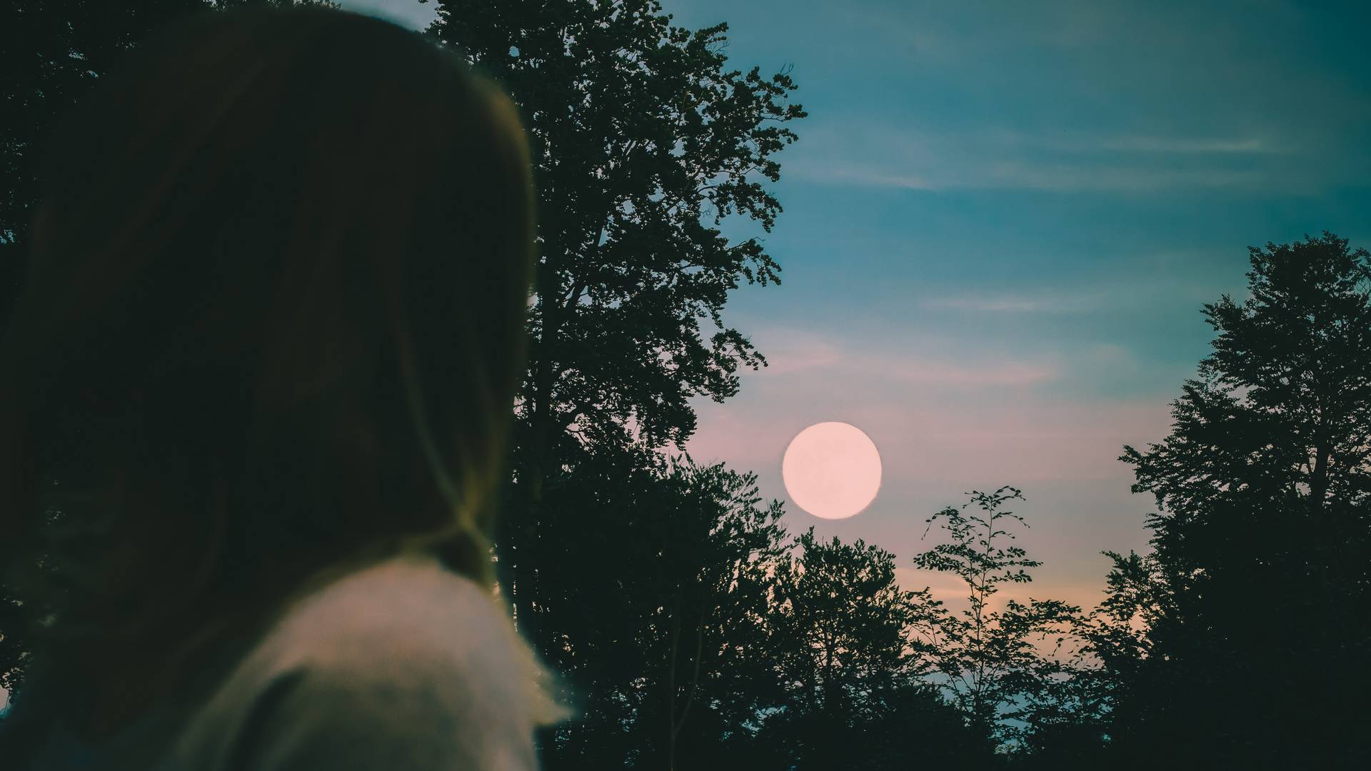 Truskawkowy Księżyc, czyli pełnia, która zafunduje nam prawdziwą burzę emocji