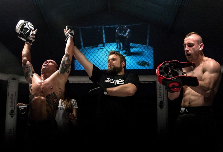 Tak w klatce walczą polscy żołnierze. Panie też zrzuciły mundury i wzięły się za łby