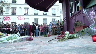 Relacja Marcina Wyrwała z Paryża. Na Rue de la Fontaine-au-Roi ludzie oddają hołd ofiarom zamachów