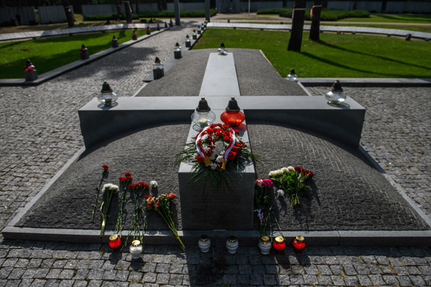 01.09.2024. Polski Cmentarz Wojenny w Kijowie-Bykowni, 1 bm. Dyplomaci i przedstawiciele polskiej społeczności Ukrainy złożyli wieńce w 85. rocznicę agresji Niemiec na Polskę