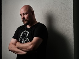 Wawrzyniec Kostrzewski: Kolekcjonuję wykluczenia. Nikomu ze mną nie po drodze [WYWIAD MAZURKA]