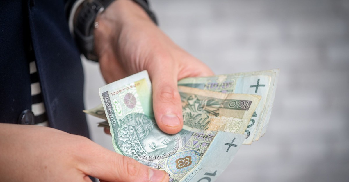 400 zł dla tych, którzy skończyli 65 lat. Ruszył nabór wniosków o świadczenie, dochód nie ma znaczenia