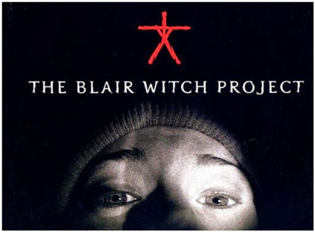 Opowieść o grupce studentów udających się na leśną wycieczkę zarobił prawie 150 mln dol. Kosztował zaledwie 60 tys. "zielonych". „Blair Witch Project” jest filmem bardzo nowatorskim technicznie. Atmosferę nieustannego zagrożenia udało się osiągnąć twórcom za pomocą chropowatych, niewyraźnych, nieprofesjonalnych zdjęć, słabego oświetlenia i zakłóconego dźwięku. Dzięki temu widz ma wrażenie uczestnictwa w doświadczeniach bohaterów. Sukces „Blair Witch Project” zapoczątkował modę na amatorskie produkcje, które mogą być znakomitymi biznesowymi inwestycjami. Na fot. plakat z filmu "The Blair Witch Project"