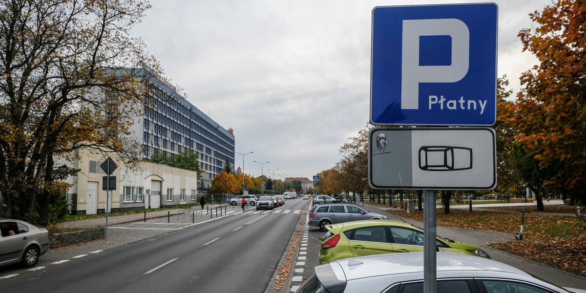 W centrach kilku miast w Polsce już teraz za kilkugodzinny postój trzeba zapłacić jak za obiad. 