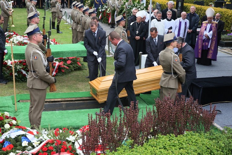 Uroczystości pogrzebowe profesora Władysława Bartoszewskiego na Cmentarzu Wojskowym na warszawskich Powązkach