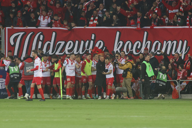 Zawodnicy Widzewa Łódź cieszą się z gola podczas meczu 24. kolejki piłkarskiej Ekstraklasy Legią Warszawa