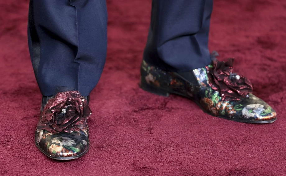 Sam Christian Louboutin również lubi pokazać się w wymyślnych butach własnego projektu. Na zdjęciu podczas gali wręczenia Złotych Globów 2024
