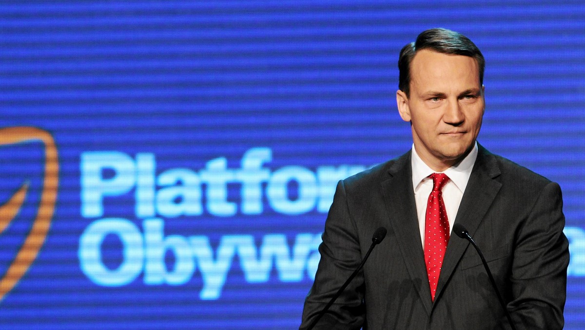 Szef MSZ Radosław Sikorski wyraził swoje oburzenie sugestią polityka PiS Witolda Waszczykowskiego, jakoby Partnerstwo Wschodnie było "projektem niemieckim". - Kaczyński już zdemaskował kanclerz Niemiec, pani minister zdemaskowała niemiecki spisek na Stadionie Narodowym - ironizował. Minister ocenił, że "Kaczyński jeszcze ponownie nie został premierem, a już szkodzi Polsce".