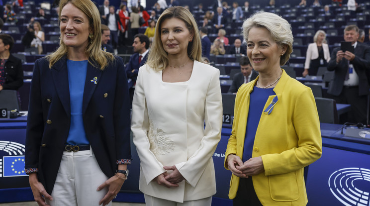  Ursula von der Leyen, az Európai Bizottság elnöke ukrán színekben pompázó ruhában fogadja Olena Zelenszkát, Volodimir Zelenszkij ukrán elnök feleségét az európai parlamenti ülésén Strasbourgban. Balra Roberta Metsola, az Európai Parlament elnöke/Fotó: MTI/AP