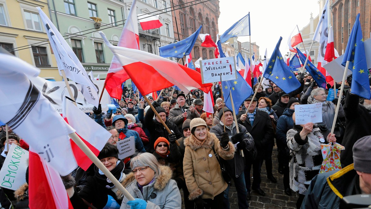 W wielu polskich miastach, m.in. w Gdańsku, Wrocławiu, Opolu, Krakowie, Kielcach, Poznaniu i Warszawie odbyły się dzisiaj manifestacje Komitetu Obrony Demokracji. Protesty związane były z wprowadzonymi ostatnio przez rząd zmianami dotyczącymi m.in. Trybunału Konstytucyjnego i mediów publicznych. W regionie ludzie wyszli na ulicę w Bydgoszczy i Toruniu.