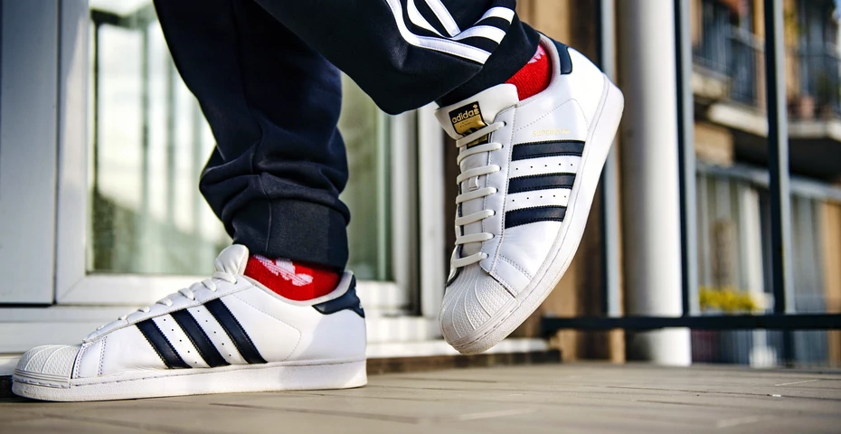 Męskie sneakersy Adidas teraz za ułamek ceny. Kultowe modele na wiosnę 2024