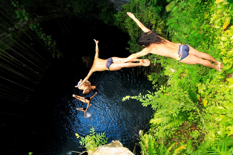 Hop na główkę do jeziorka!
