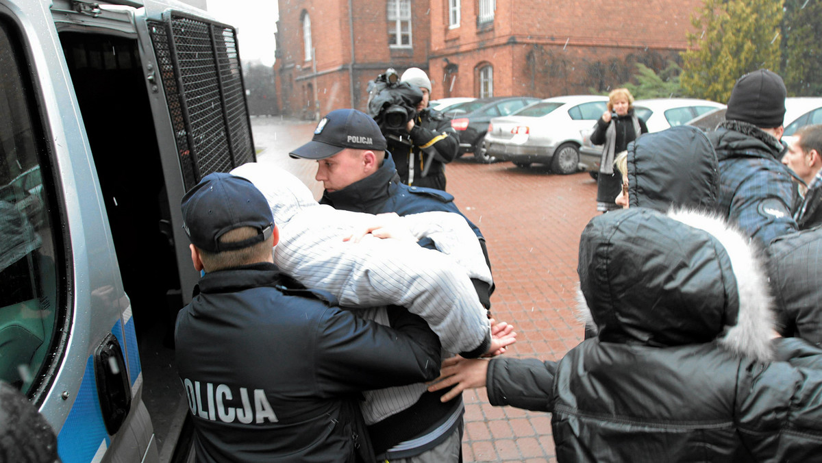 Zarzut znęcania się przez ponad rok nad dzieckiem postawiła prokuratura ojcu dwuletniej Wiktorii ze Żnina. Dziewczynka zmarła dwa miesiące temu na skutek wewnętrznych urazów. Prawdopodobnie była maltretowana przez rodziców.