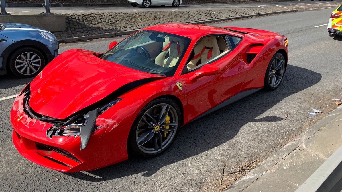 Przejechał zaledwie 3 km i rozbił nowe auto. Luksusowe ferrari zniszczone