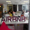 Airbnb wstrzymuje rekrutację i zwalnia pracowników