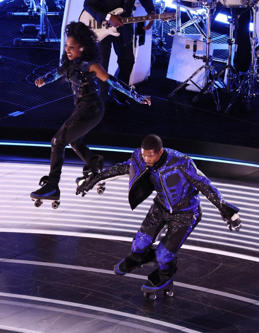 Usher prawie się przewrócił podczas występu na Super Bowl. 