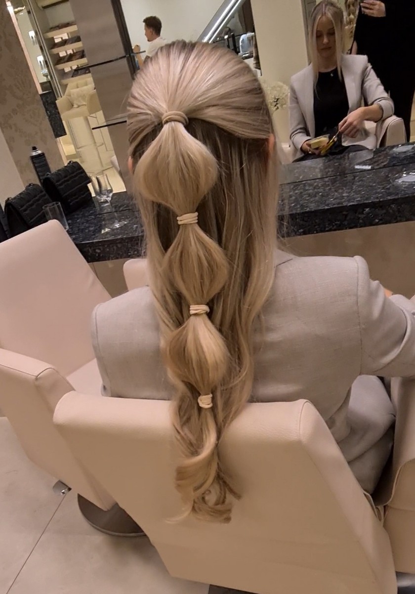 C’est une coiffure idéale pour les fêtes qui est facile et rapide à réaliser chez soi. 