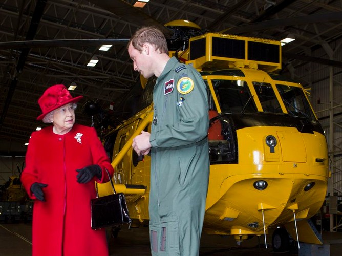Królowa Elżbieta II z jednym ze swych wnuków, księciem Williamem