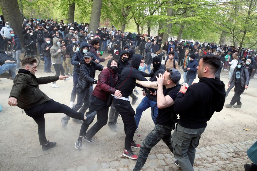 W dobie pandemii zorganizowali imprezę w parkę. Było groźnie. Policja użyła armatek wodnych