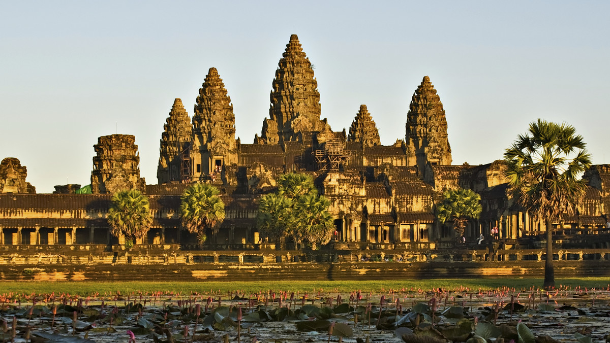 Dwie siostry w wieku 20 i 22 lat zostały przyłapane na robieniu odważnych zdjęć w kambodżańskim kompleksie świątynnym Angkor Wat. Momentalnie zostały aresztowane - informuje "The Independent".