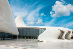 BAKU Centrum Hejdara Alijewa zaprojektowane przez iracko-brytyjską architektkęz Zahę Hadid