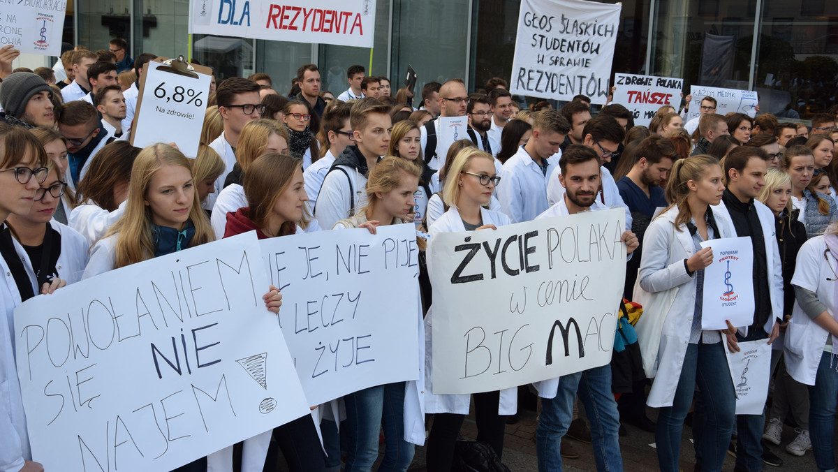 Dyrektorzy szpitali będą mogli nakazać lekarzom dyżurowanie na nieograniczonej liczbie oddziałów. Takie zmiany w błyskawicznym tempie przygotowuje Ministerstwo Zdrowia – podaje "Gazeta Wyborcza".