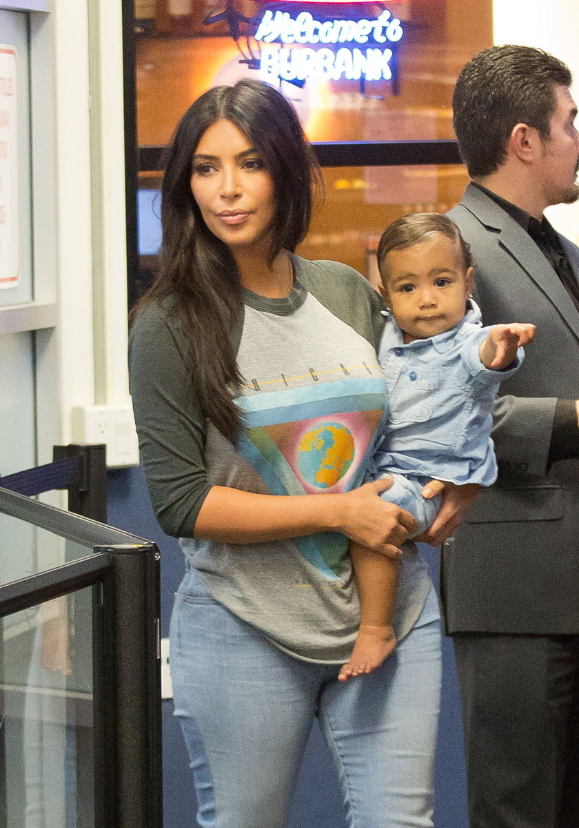 North West na ramionach u Kim Kardashian